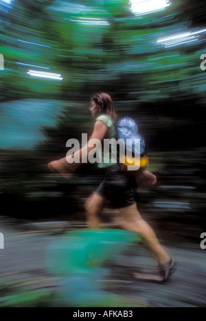 Woman walking through El Yunque Rain Forest à Puerto Rico Caraïbes Blurred motion image modèle Photo Parution Banque D'Images