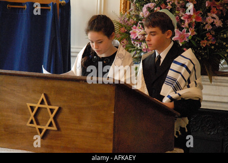 Batmitvah fille et garçon Barmitzvah (jumeaux) diriger la cérémonie à leur Bar/Bat Mitzvah Banque D'Images