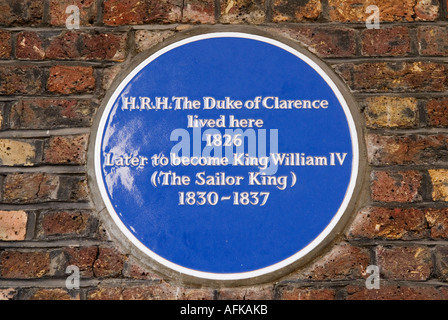 Plaque bleue H R H le duc de Clarence a vécu ici 1826. Plus tard pour devenir le roi Guillaume IV connu sous le nom de Sailor King 1830 1837. Charles Street, Mayfair Banque D'Images