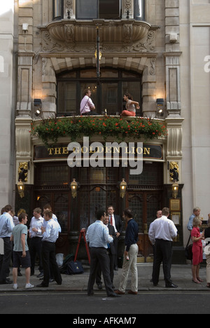 Les employés de bureau à boire après le travail à l'hôtel Golden Lion 'Public' Central London W1 City of Westminster angleterre 2006 Banque D'Images