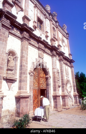 L'homme à l'extérieur de la Mission à San Ignacio en Basse Californie Mexique Parution Modèle Photo Banque D'Images