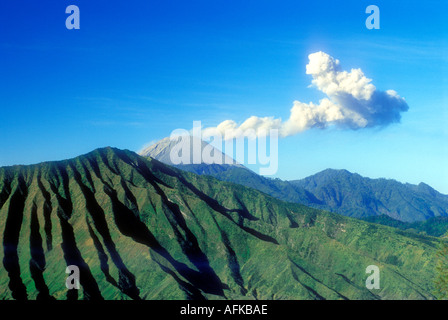 Volcans Mont Semeru et Le Mont Bromo à Central Java Indonésie Asie du sud-est Banque D'Images