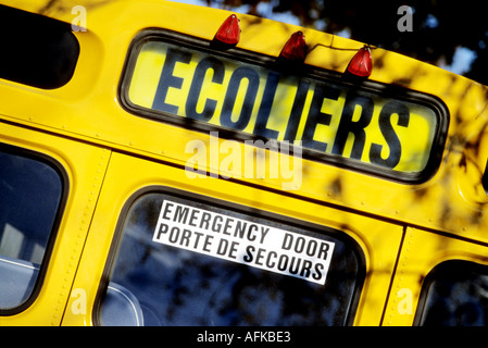 Low angle view of lights schoolbus et signer Banque D'Images