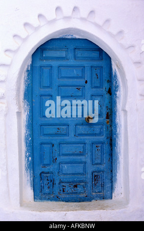 Porte bleue et des murs blanchis à la chaux, typiques de ceux dans les montagnes du Rif ville de Chefchaouen. Banque D'Images