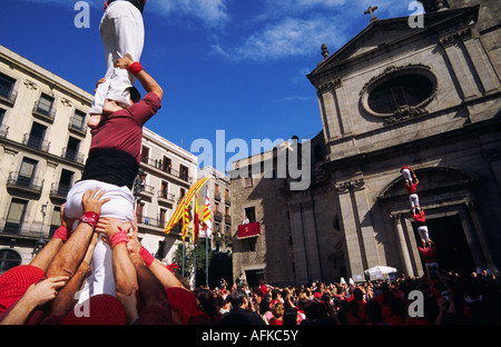 Des équipes de castellers construire tours humaines pendant le festival de la Merce à Barcelone. Banque D'Images