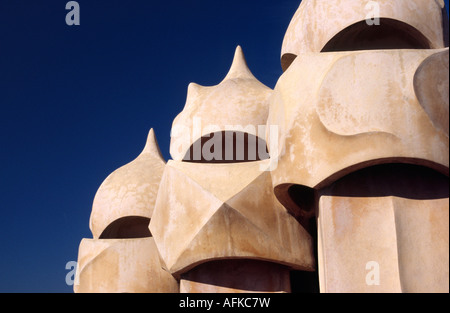 Le surréel de cheminées Antoni Gaudi architectural de l'icône, Casa Mila à Barcelone. Connu sous le nom de La Pedrera (la carrière). Banque D'Images