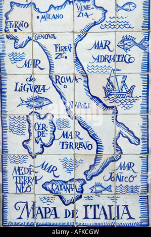Carte de l'Italie et la Méditerranée fait de carreaux de céramique dans une rue de Séville, Espagne Banque D'Images