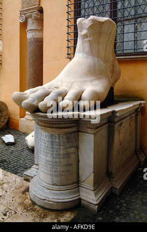 Pied de la gigantesque statue colossale Palais des Conservateurs l'empereur Constantin Rome Italie Europe Banque D'Images