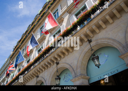 FRANCE Ile de France Paris Rue de Rivoli Hôtel cinq étoiles Le Meurice avec drapeaux et géraniums rouges dans les jardinières sur le balcon Banque D'Images