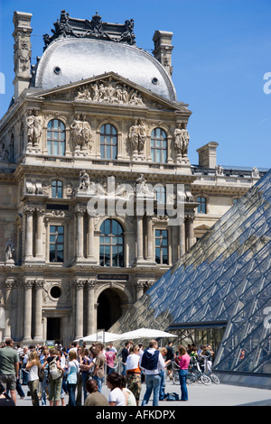 FRANCE Ile de France Paris Centre de l'aile Richelieu du musée du Louvre avec des touristes à l'entrée de la pyramide Banque D'Images