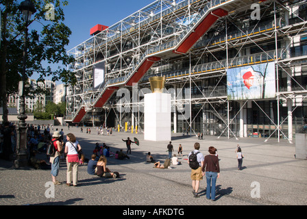 FRANCE Ile de France Paris Les Halles Beauborg Centre Pompidou touristes regardant un artiste de rue sur la place devant Banque D'Images