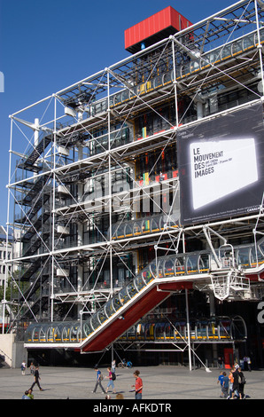 FRANCE Ile de France Paris les touristes à l'extérieur du Centre Pompidou à Beauborg Les Halles conçues par les architectes Rogers et Piano Banque D'Images