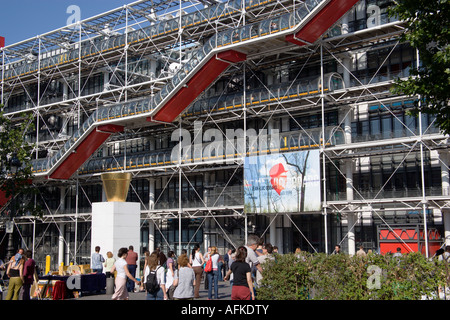 FRANCE Ile de France Paris les touristes à l'extérieur du Centre Pompidou à Beauborg Les Halles conçues par les architectes Rogers et Piano Banque D'Images