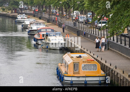 Bateaux sur la rivière Wensum à côté de Riverside Road Norwich Banque D'Images