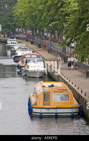 Bateaux sur la rivière Wensum à côté de Riverside Road Norwich Banque D'Images