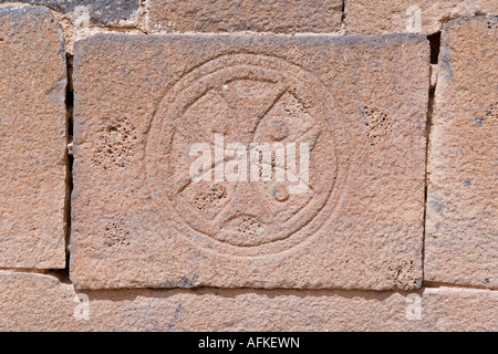 Une croix chrétienne sculptée dans le style byzantin au 5ème siècle, ruines d'une église à Qasr Ibn Wardan, Syrie Banque D'Images