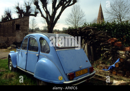 Voiture classique français Citroën 2hp france campagne Banque D'Images