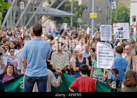 John Wight aborder l'arrêt de la guerre au Liban manifestation à Paris le 22 juillet 2006 à l'extérieur du Parlement écossais Banque D'Images
