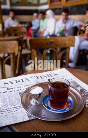 Boire le thé dans le célèbre café Al Nawfara dans le vieux Damas, Syrie Banque D'Images