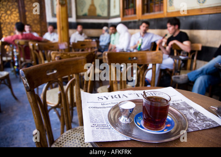 Boire le thé dans le célèbre café Al Nawfara dans le vieux Damas, Syrie Banque D'Images