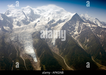 Le massif du Mont Blanc vu depuis le Brévent, avec le glacier des Bossons, descendant en direction de Chamonix Banque D'Images