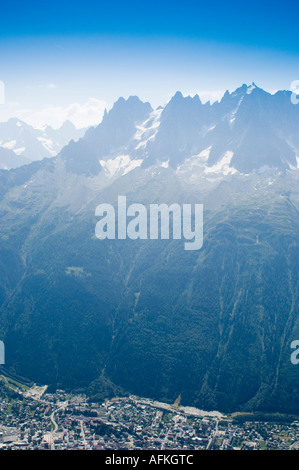 Ci-dessous les pics de Chamonix le massif du Mont Blanc, Haute Savoie, vu depuis le sommet du Brévent Banque D'Images