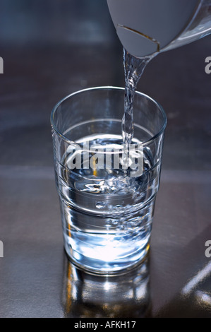 Verser de l'eau dans un verre Banque D'Images