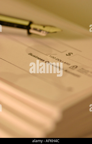 Stylo plume le nom de pile de chéquier Banque D'Images