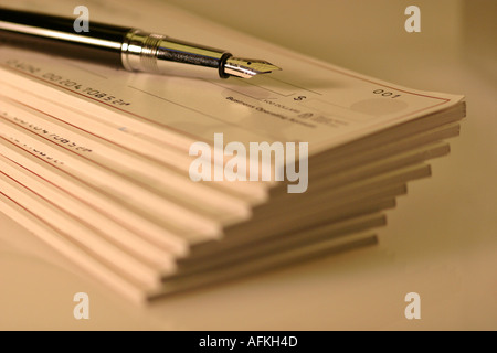 Stylo plume le nom de pile de chéquier Banque D'Images