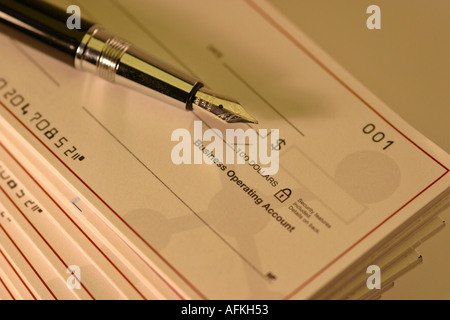 Stylo plume le nom de pile de chéquier Banque D'Images