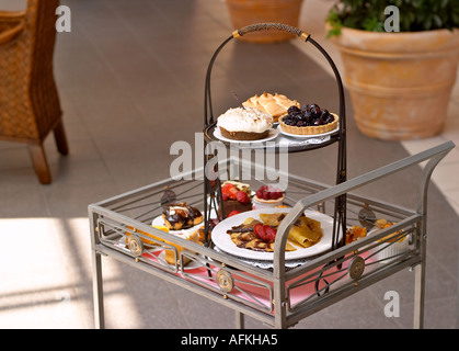 Desserte avec de délicieux desserts, tartes aux fruits et crêpes Banque D'Images