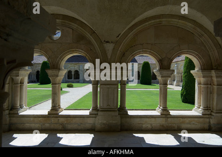 Abbaye de Fontenay, Bourgogne, France, le cloître roman du xiie siècle Banque D'Images