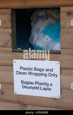 Langue Bilingue anglais gallois Ceredigion Pays de Galles Aberystwyth signes de recyclage Banque D'Images