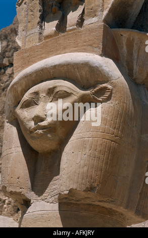 Egypte Afrique du Nord Moyen-orient Vallée du Nil Thèbes Deir-el-Bari Hatchepsout temple funéraire colonne avec tête de déesse Hathor Banque D'Images