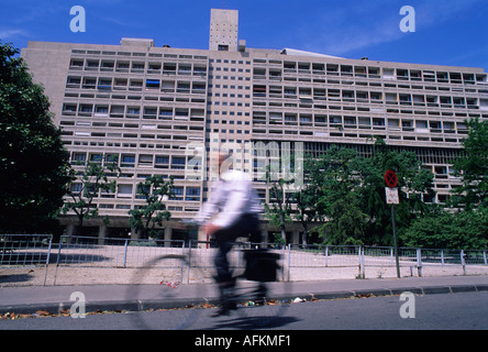 La Cité Radieuse de passage des cyclistes, un complexe résidentiel moderne conçu par Le Corbusier, à Marseille, France. Banque D'Images