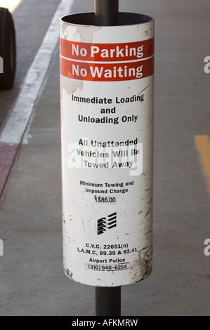 De l'aéroport LAX aucun stationnement trottoir signe pas d'attente au niveau des arrivées de l'aéroport Banque D'Images