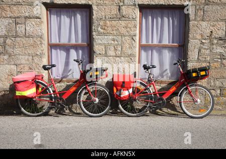 La livraison du courrier Royal deux bicyclettes de Pendeen Bureau de poste, Cornwall, UK Banque D'Images