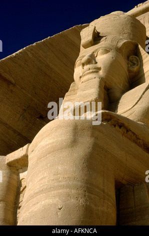 Abu Simbel, Egypte : l'une des quatre statues géantes au Temple de Ramsès II Banque D'Images