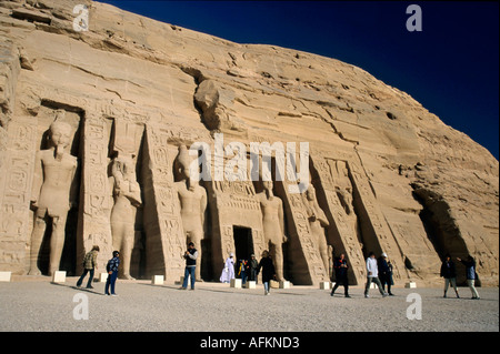 Les touristes se rendant sur le Ramsès II et de la reine Néfertiti Temple à Abou Simbel, Egypte. Banque D'Images