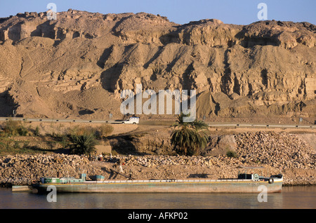 Barge amarrée sur le Nil, entre Assouan et Kom Ombo, l'Égypte. Banque D'Images