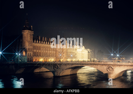 La Conciergerie et le Pont Neuf sur la Seine, Paris, France. Banque D'Images