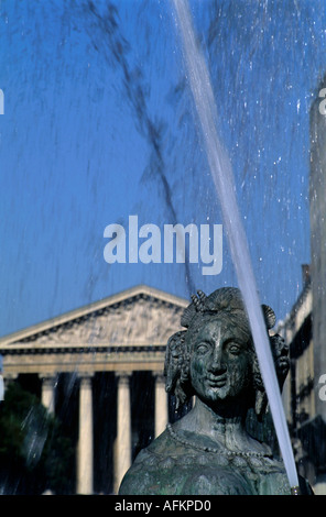 Fontaine et sculpture à la Madeleine en arrière-plan, Paris, France. Banque D'Images