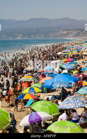 La foule profitant de la plage le jour de la fête du Travail Banque D'Images