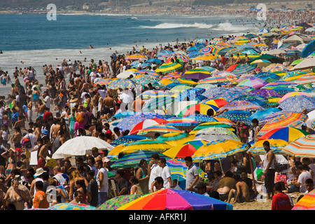 La foule profitant de la plage le jour de la fête du Travail Banque D'Images