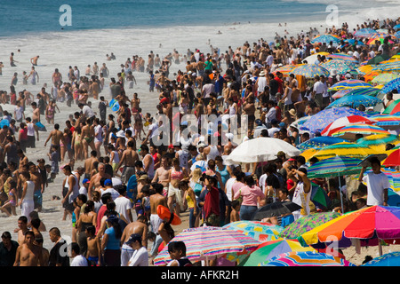 La foule profitant de la plage le jour de la fête du Travail Banque D'Images