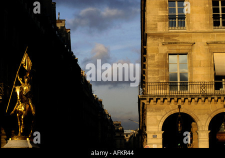 Statue de Jeanne d'Arc sur la place des Pyramides, Paris, France. Banque D'Images