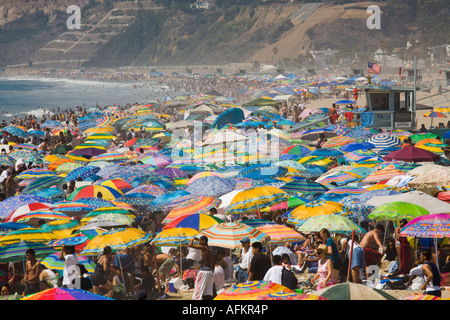 La foule profitant de la plage le jour de la fête du Travail Banque D'Images