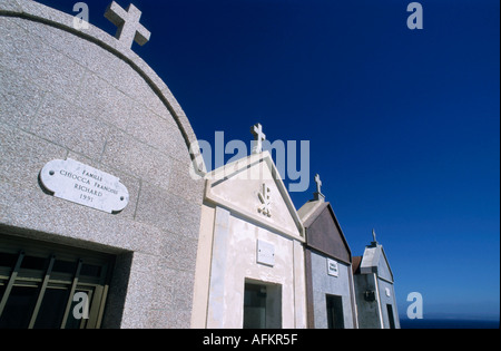 Pierres tombales blanches dans le cimetière marin de Bonifacio, Corse, France. Banque D'Images