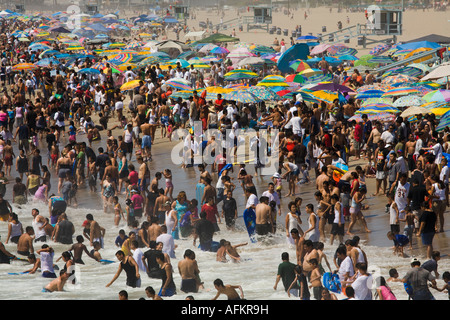 La foule profitant de la plage le jour de la fête du Travail, Santa Monica Los Angeles County Banque D'Images