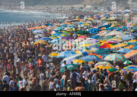 La foule profitant de la plage le jour de la fête du Travail Banque D'Images